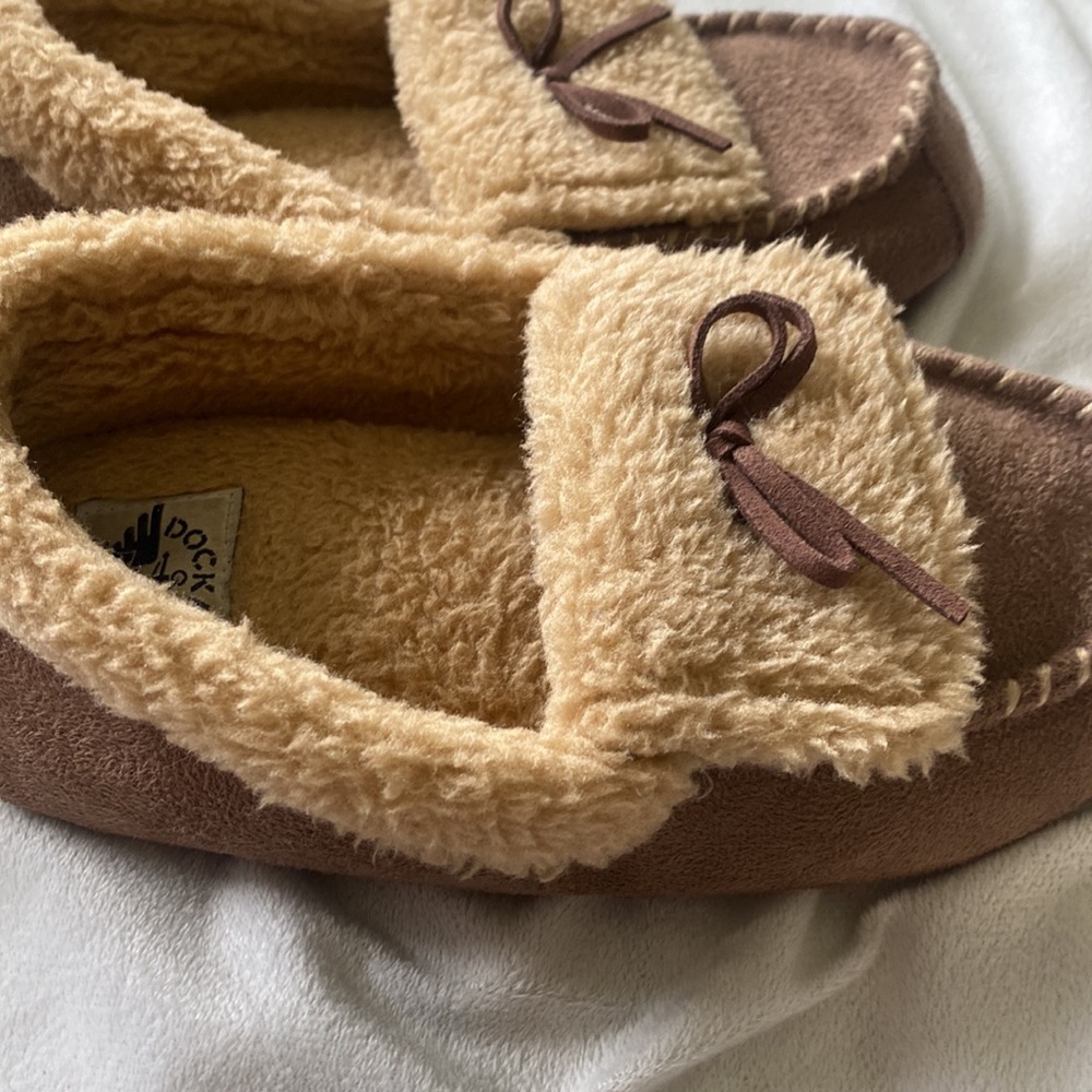 Boys size 2/3 slippers. Like new condition - Picture 4 of 4